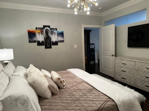 Bed, TV and multimedia, Bedroom