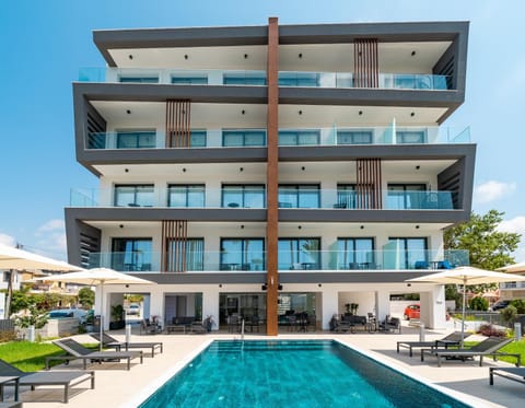 Property building, Day, Swimming pool, sunbed
