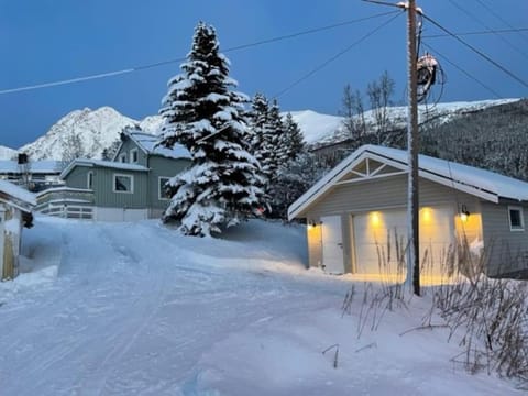 House with garage in central Lyngen House in Troms Og Finnmark