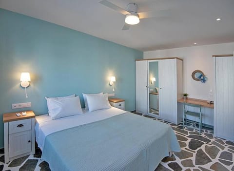 Bed, Photo of the whole room, Bedroom, fireplace, wardrobe