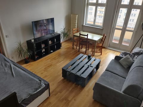 Communal lounge/ TV room, TV and multimedia, Living room, Seating area, Evening entertainment, Bedroom
