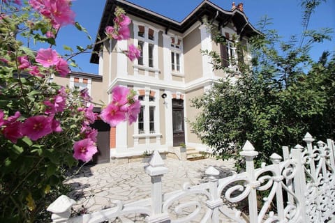 Property building, Day, Garden, Garden view