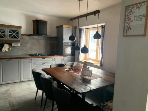 Kitchen or kitchenette, Dining area, pet friendly, stove