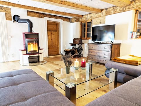 Communal lounge/ TV room, TV and multimedia, Living room, Seating area, Evening entertainment, flat iron