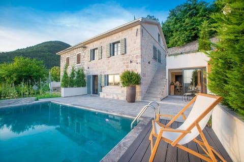 Property building, Patio, Day, Pool view, Swimming pool, sunbed