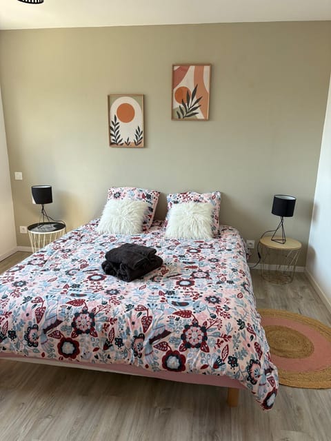 Bed, Photo of the whole room, Bedroom, towels