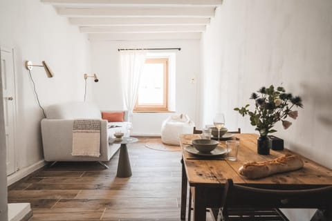 Bed, Living room, Meals, Dinner