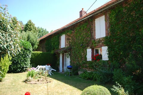Property building, Day, Garden, Garden view