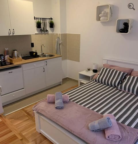 Bed, Kitchen or kitchenette, Living room