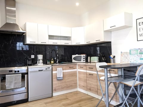 Grande maison rénovée, 10 pers, métro 7 min, Paris centre 20 min, supermarché 100 m Villa in Paris