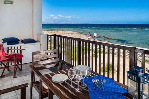 Natural landscape, View (from property/room), Balcony/Terrace, Dining area, Sea view