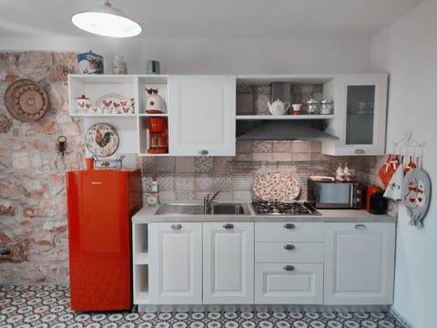 Coffee/tea facilities, Kitchen or kitchenette, microwave, stove