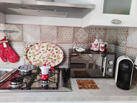 Coffee/tea facilities, Kitchen or kitchenette, stove