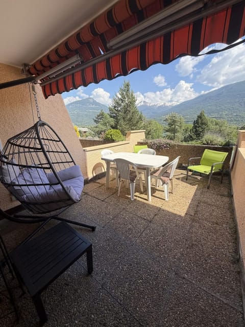 Natural landscape, View (from property/room), Balcony/Terrace, Dining area, Mountain view