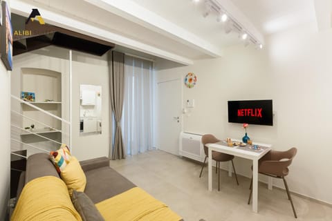 TV and multimedia, Living room, Seating area, Dining area, air conditioner