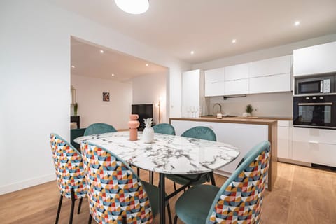 Coffee/tea facilities, Kitchen or kitchenette, Living room, Seating area, Dining area, minibar, pet friendly, stove