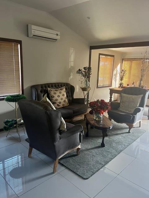 Coffee/tea facilities, Living room, Seating area