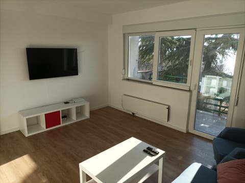 Communal lounge/ TV room, TV and multimedia, Living room, Seating area, Evening entertainment