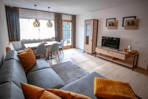 Communal lounge/ TV room, TV and multimedia, Living room, Seating area, Dining area, Food