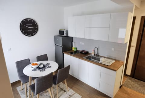 Coffee/tea facilities, Kitchen or kitchenette, Dining area, minibar, stove