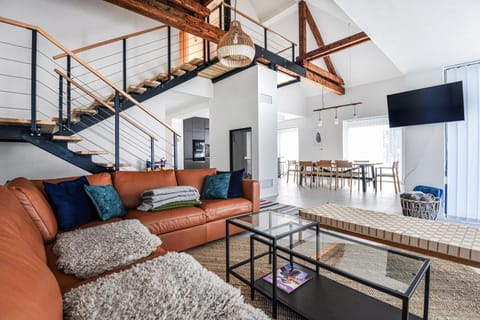 Communal lounge/ TV room, TV and multimedia, Living room, Seating area, Dining area
