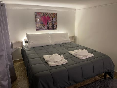 Bed, Bedroom, towels