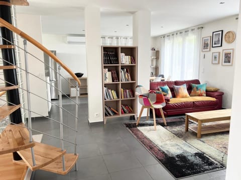 Jolie maison 10 minutes Paris familles et groupes House in Île-de-France