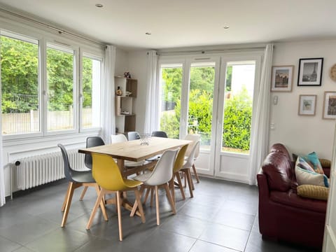 Jolie maison 10 minutes Paris familles et groupes House in Île-de-France