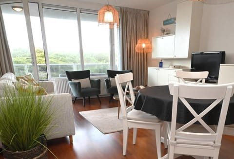 TV and multimedia, Seating area, Dining area