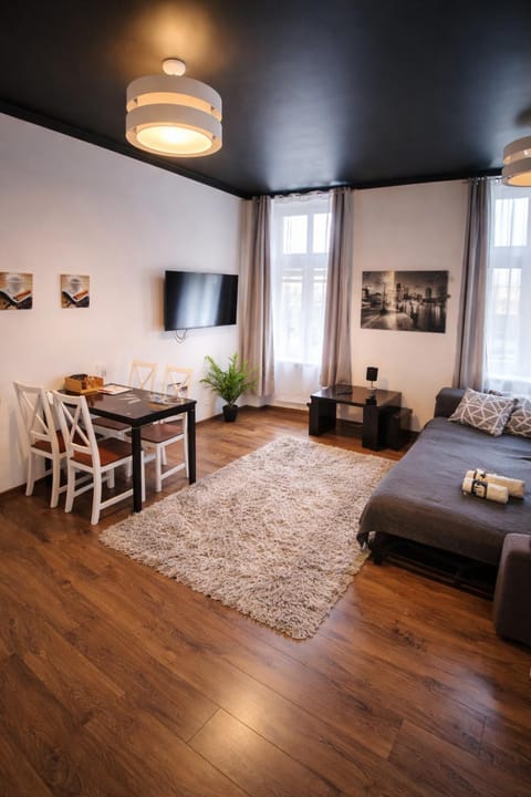 Communal lounge/ TV room, Bed, TV and multimedia, Living room, Photo of the whole room, Seating area, Evening entertainment, Bedroom
