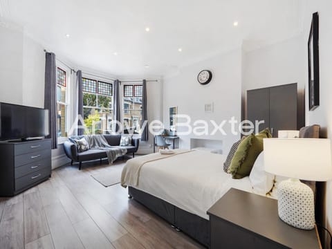 Bed, TV and multimedia, Photo of the whole room, Seating area, Bedroom