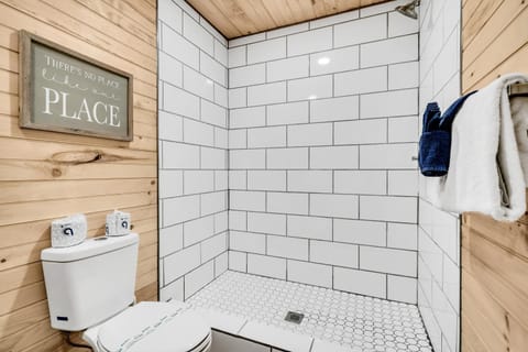 The Bungalow At Greenbriar Creek -Pickleball Court, Creek, WIFI, Mountain Views, Starting at 79" House in Cosby