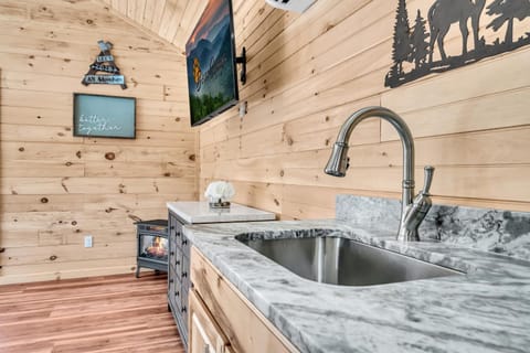 The Bungalow At Greenbriar Creek -Pickleball Court, Creek, WIFI, Mountain Views, Starting at 79" House in Cosby