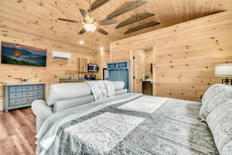 The Bungalow At Greenbriar Creek -Pickleball Court, Creek, WIFI, Mountain Views, Starting at 79" House in Cosby