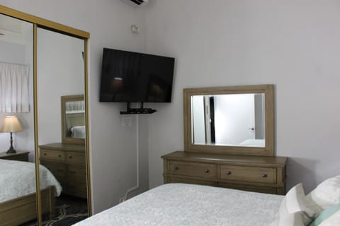 Bed, TV and multimedia, Bedroom, Guests