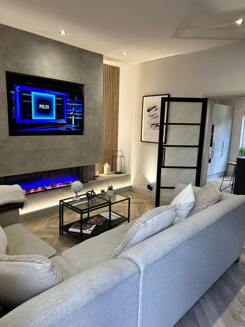 Communal lounge/ TV room, TV and multimedia, Living room, Seating area, Evening entertainment