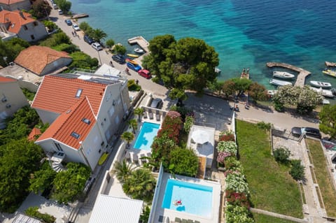 Neighbourhood, Natural landscape, Beach, Pool view, Sea view, Street view, Swimming pool, Location, Parking