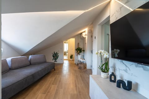 TV and multimedia, Living room, Evening entertainment