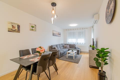 TV and multimedia, Living room, Seating area, Dining area