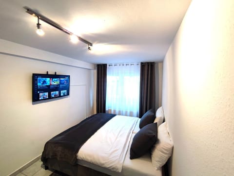 Bed, TV and multimedia, Photo of the whole room, Bedroom
