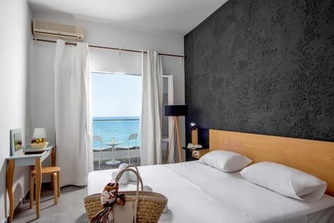 Photo of the whole room, Sea view