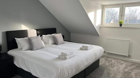 Kingfisher House by Blue Skies Stays House in England