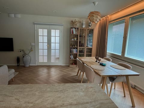 Communal lounge/ TV room, Library, TV and multimedia, Living room, Seating area, Dining area