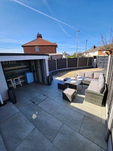 Delightful newly renovated 3-bed house with garden beach hut House in Blackpool