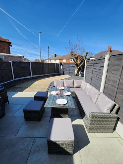 Delightful newly renovated 3-bed house with garden beach hut House in Blackpool