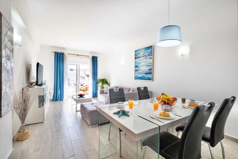 TV and multimedia, Living room, Food and drinks, Dining area