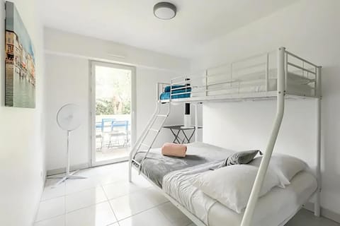 Bed, Living room, Photo of the whole room, Bedroom, air conditioner