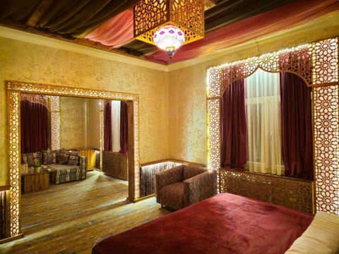 Bed, Living room, Photo of the whole room, Seating area, Bedroom