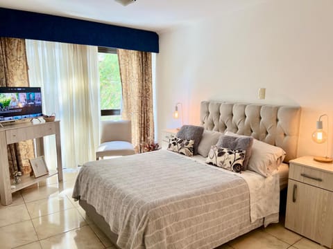Bed, TV and multimedia, Photo of the whole room, Bedroom