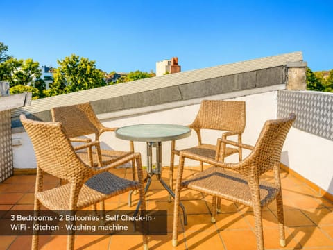 View (from property/room), Balcony/Terrace, Seating area
